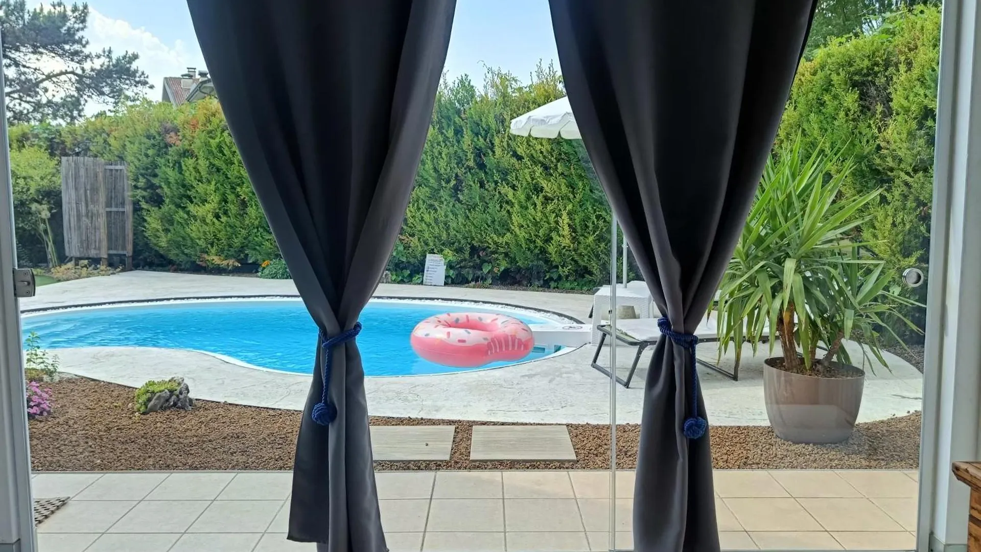 Picnic Room And Pool Castelnuovo del Garda Italy